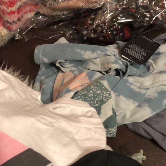 NEaw arrivals! Listing now! Daydreamer and junk food vintage graphic rock tees - Picture 9 of 9